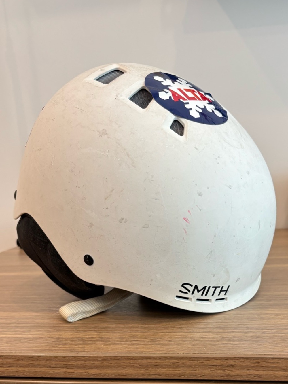 Smith White Snow Helmet - Lightweight Protective Snowboard/Ski Helmet